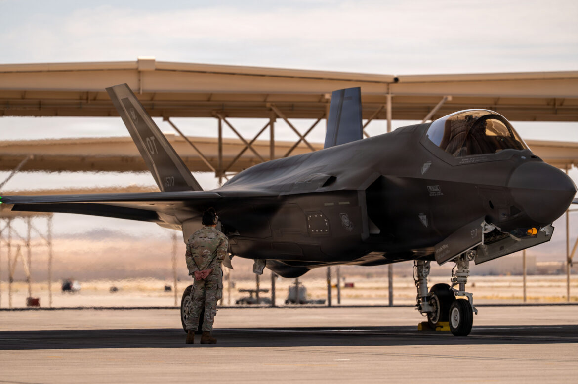 Soldado da Força Aérea dos EUA ao lado de um caça F-35 Lightning II em Nellis AFB