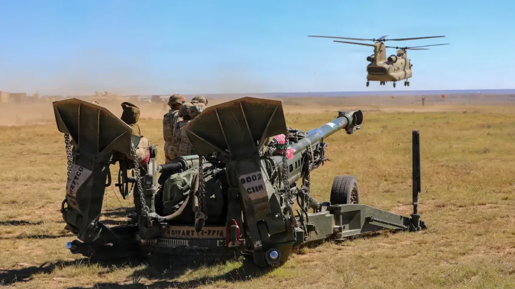 ch-47-chinook-paira-perto-obuseiro-m777-fort-carson