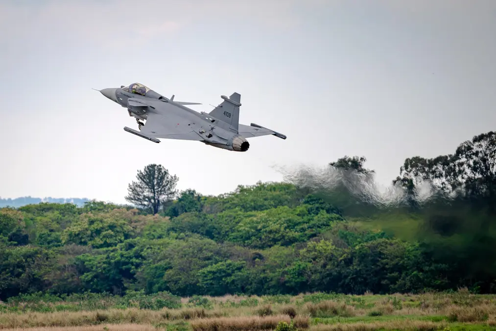 Embraer e Saab realizam voo inaugural do primeiro Gripen E produzido no Brasil, marco da indústria de defesa nacional