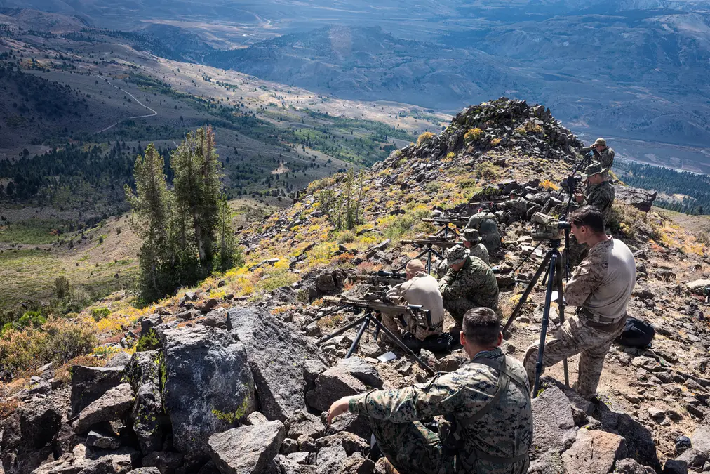 Sargento Jeffrey Swaim, líder de equipe, durante o Mountain Scout Sniper Course