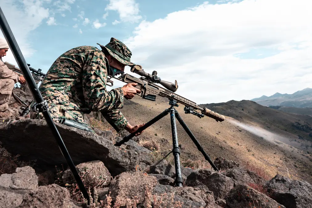 Militar israelense dispara MK22 Sniper Rifle durante o curso avançado
