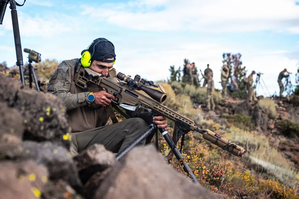 Sargento Jason Lopez opera rádio durante o Mountain Scout Sniper Course
