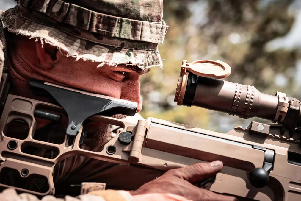Atirador mira com MK22 Sniper Rifle durante o Mountain Scout Sniper Course