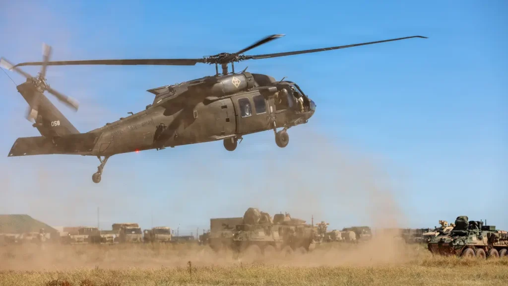 oficial-briefing-soldados-proximo-ch-47-chinook