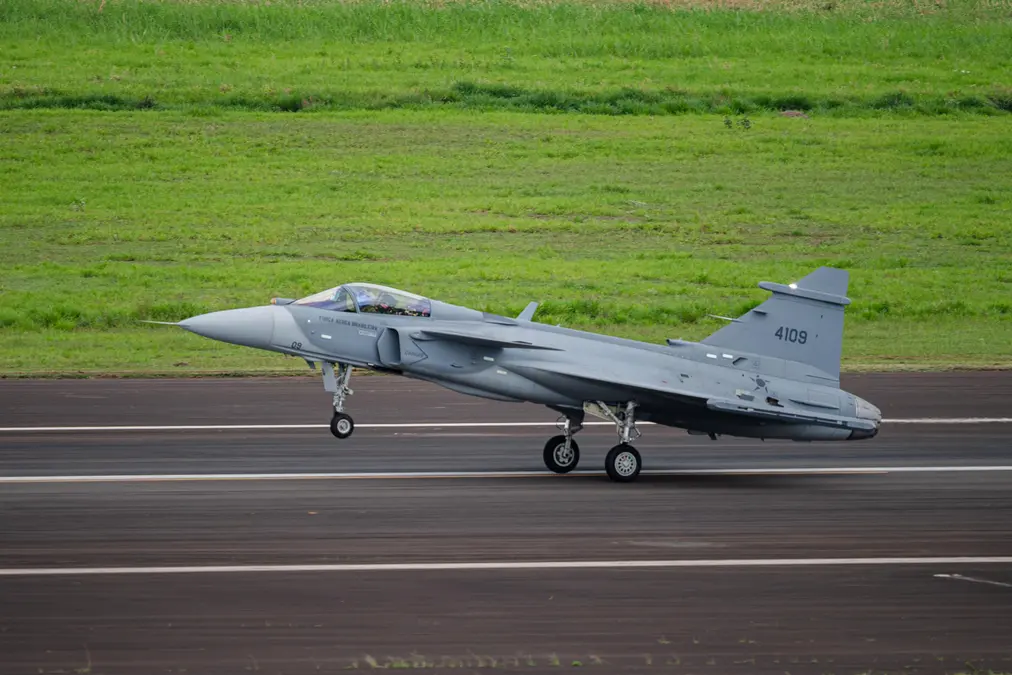 Caça Gripen E fabricado no Brasil decola das instalações da Embraer em Gavião Peixoto em voo inaugural histórico