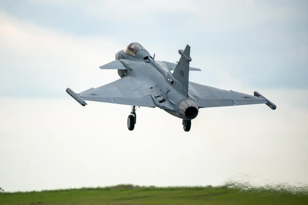 Aeronave Gripen E montada no Brasil pela Embraer em voo de teste e certificação antes de entrega à Força Aérea Brasileira