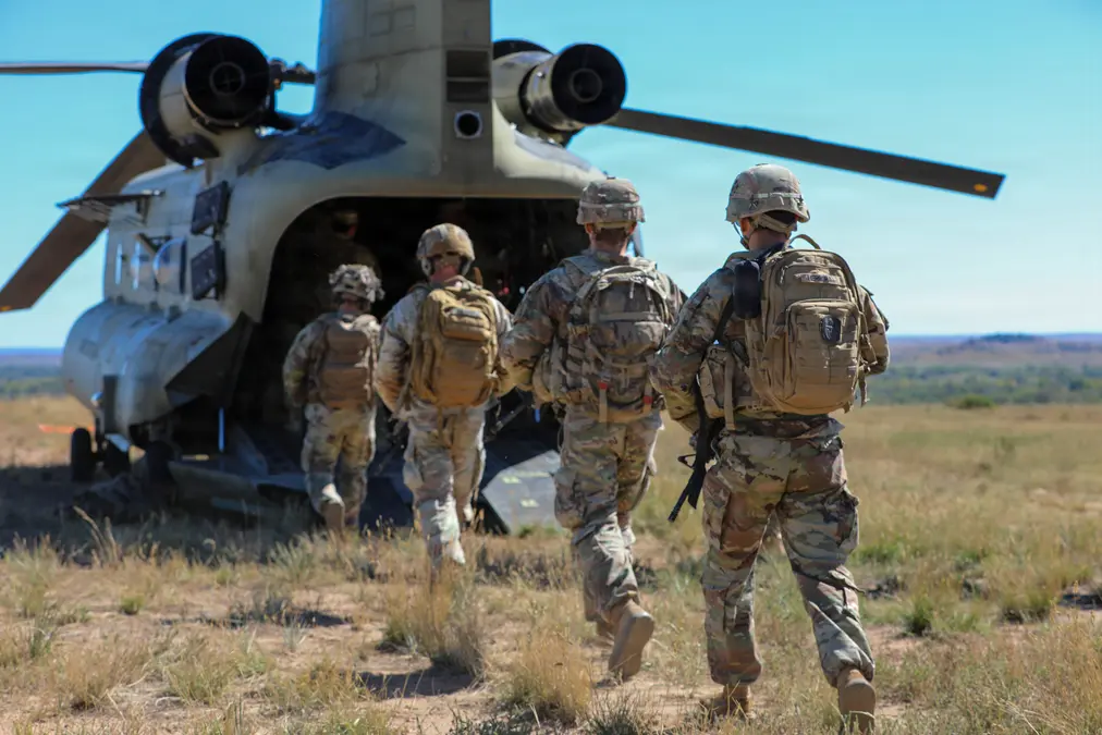 seguranca-em-posicao-deitada-ao-lado-uh-60-black-hawk