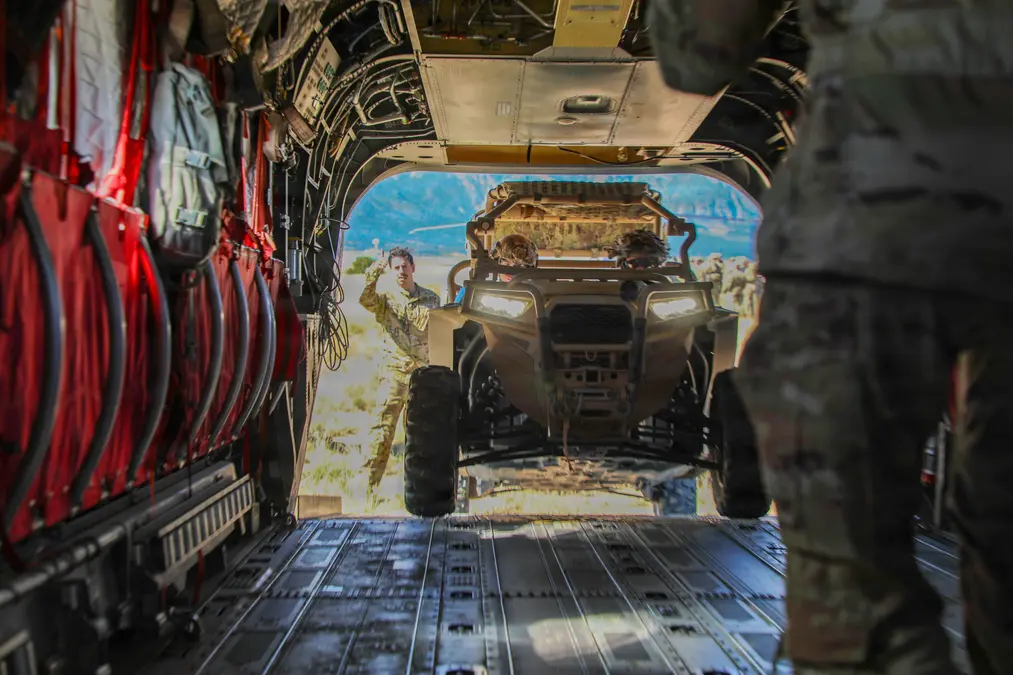 soldado-sinaliza-guia-veiculo-dentro-ch-47-chinook