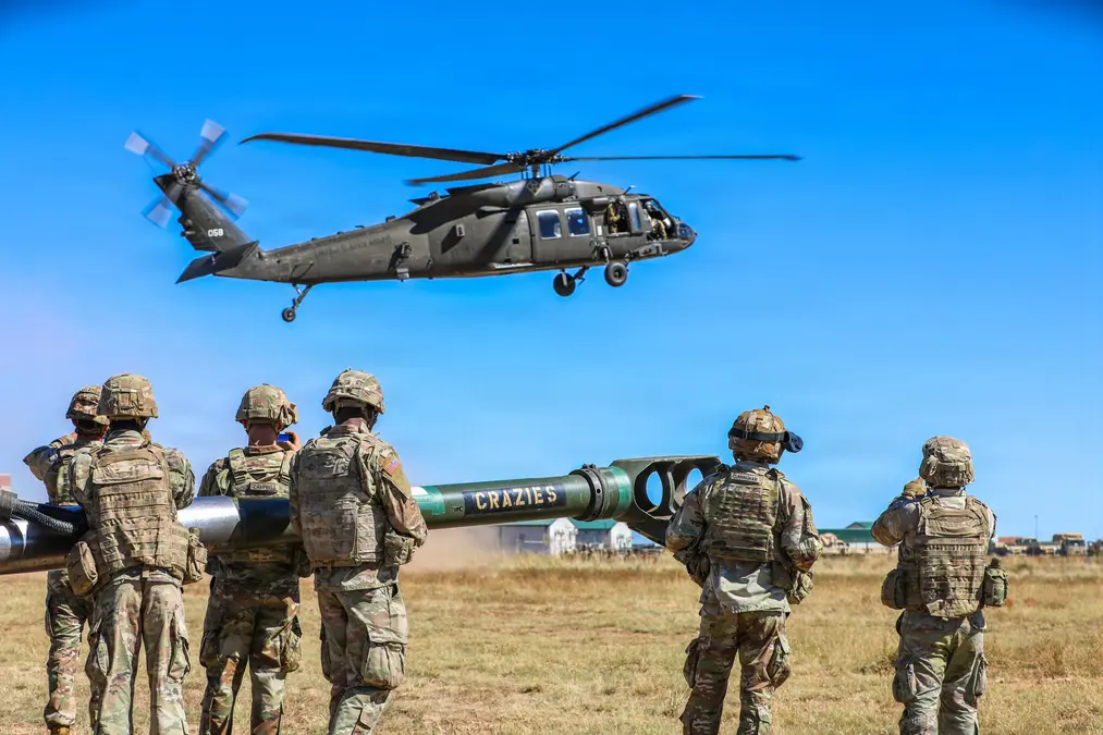 soldados-2-batalhao-77-artilharia-observam-uh-60-black-hawk