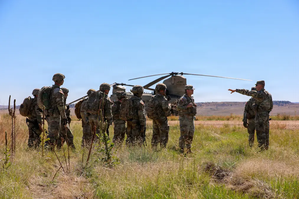 soldados-2-brigada-stryker-aproximam-rampa-ch-47