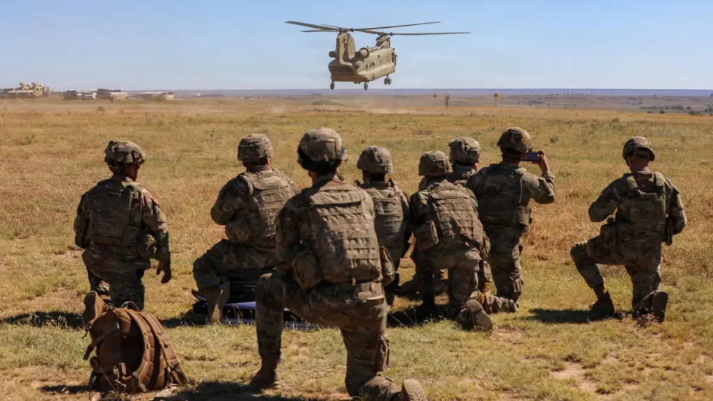 soldados-observam-ch-47-chinook-sobrevoando-campo